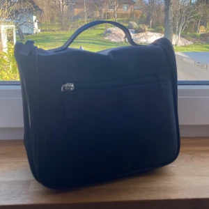 Necessär - Köpt på Rusta för ett par år sedan. Den är lite små fläckig men det borde gå bort med vatten. Finns flera fack både  med och utan dragkedja