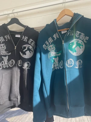 Zip hoodies från aim for the moon - Hej säljer nu dessa två zip hoodies från aim for the moon, en svart & en turkos/blå. Båda tröjorna är i storlek L, men passar även för M. Jag är ca 183 och dem passade utmärkt för mig. Tröjorna säljs endast ihop, 600kr för båda. 