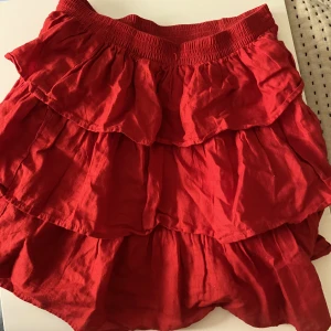 Röd volangkjol - Superfin volangkjol! I barnstorlek men passar 32/34🫶