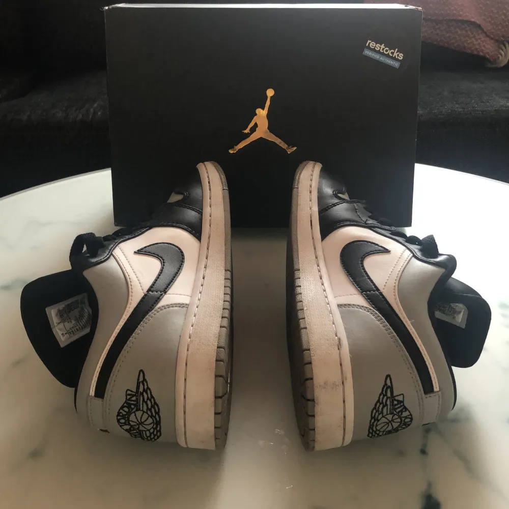 Pris kan diskuteras  Jordan 1 low storlek 41 (original box ingår) skorna köptes på restock och går för 2500-3000kr(Färg) shadow toe Knappt använd och är lite creasade  Fräscha skor utan skador . Skor.