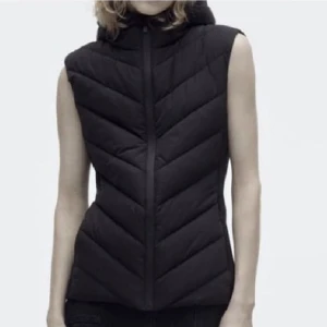 Zara väst - Hej jag säljer denna trendiga zara västen för att den inte kommer till användning (kan gå ner i pris) 