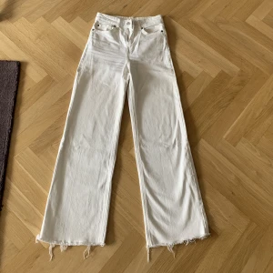 Vita jeans - Visa jeans, lös passform men tyvärr blivit försmå för mig 🫶 väldigt sparsamt använda så i toppenskick