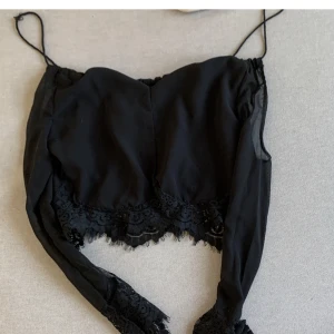 Svart tunn långärmad tröja  - Använt denna 3gr ungefär men passade inte min kropp. Passar jättebra till jeans och kjolar! 