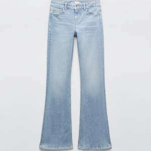 Jättesnygga jeans ifrån zara i modellen ”the low waist bootcut”, säljer för att dom ej kommer till användning. Helt oanvända.