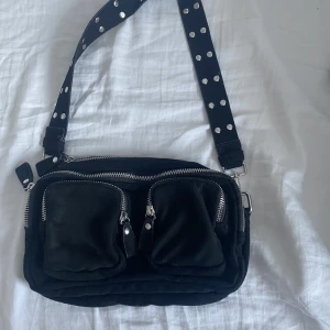 Väska - Gina väska som knappt är använd Skriv för fler bilder💝väskan har 2 band man kan byta mellan.