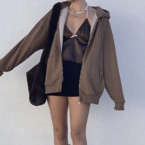 Brun Brandy Melville Hoodie - Säljer min bruna oversized Christy Hoodien från Brandy Melville. (Den mittersta bilden är inte tagen från internet). Köpt för ca 500kr, säljs för 200+frakt. Skriv vid intresse samt för fler bilder🤎🤎