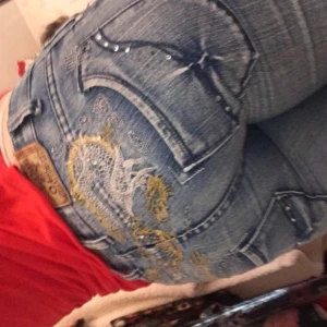 Miss Q&Y - säljer mina älskade byxor då dom är för små, skit cool design på rumpan med pärlor och två gula drakar, byxorna är straight och lågmidjade, frakten ingår i priset 