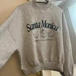 Sweatshirt från bershka, storleken är s men är Oversized. Passar S-M-L 💕