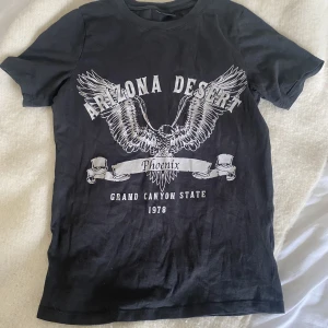 Grå/svart t-shirt  - Cool t-shirt från Gina!