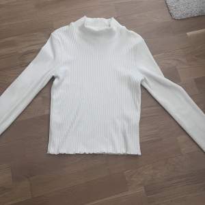 Säljer min skitsnygga Gina Tricot tröja som tyvärr är för liten.