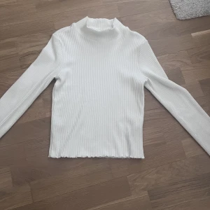 Gina Tricot tröja - Säljer min skitsnygga Gina Tricot tröja som tyvärr är för liten.