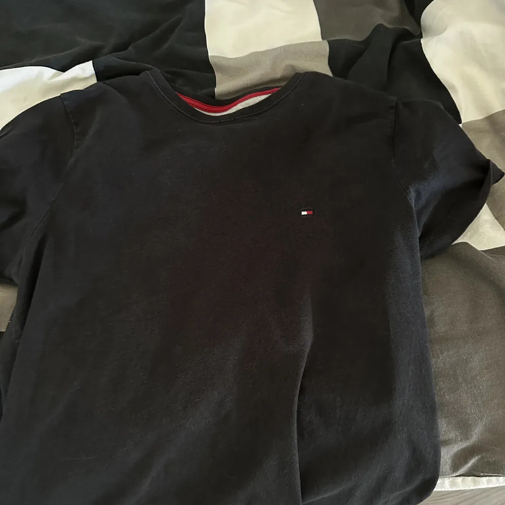 En vintage Tommy Hilfiger T-shirt, bra skick. Säljer på grund av att den är för liten för mig. Endast Swish. . T-shirts.