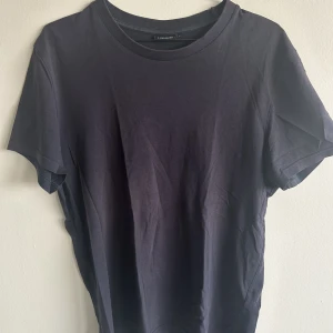 Tshirt J Lindeberg - Mörblå tshirt från J Lindeberg
