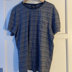 T-shirt  - En stor t-shirt som aldrig använts!  Priset är förhandlingsbart! 