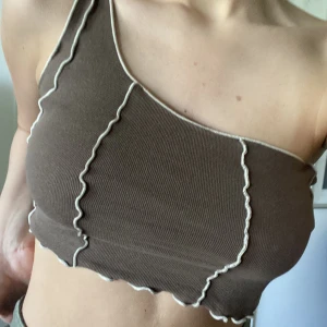 Topp! - En jättegullig oneshoulder topp från Bershka! 🤎 Öppen för prisförslag!Frakt tillkommer:)