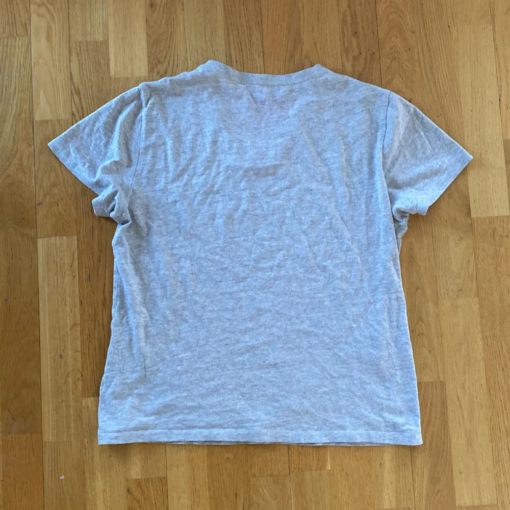 Lätt t-shirt i bomull med broderad detalj i storlek M från märket Togs. . T-shirts.