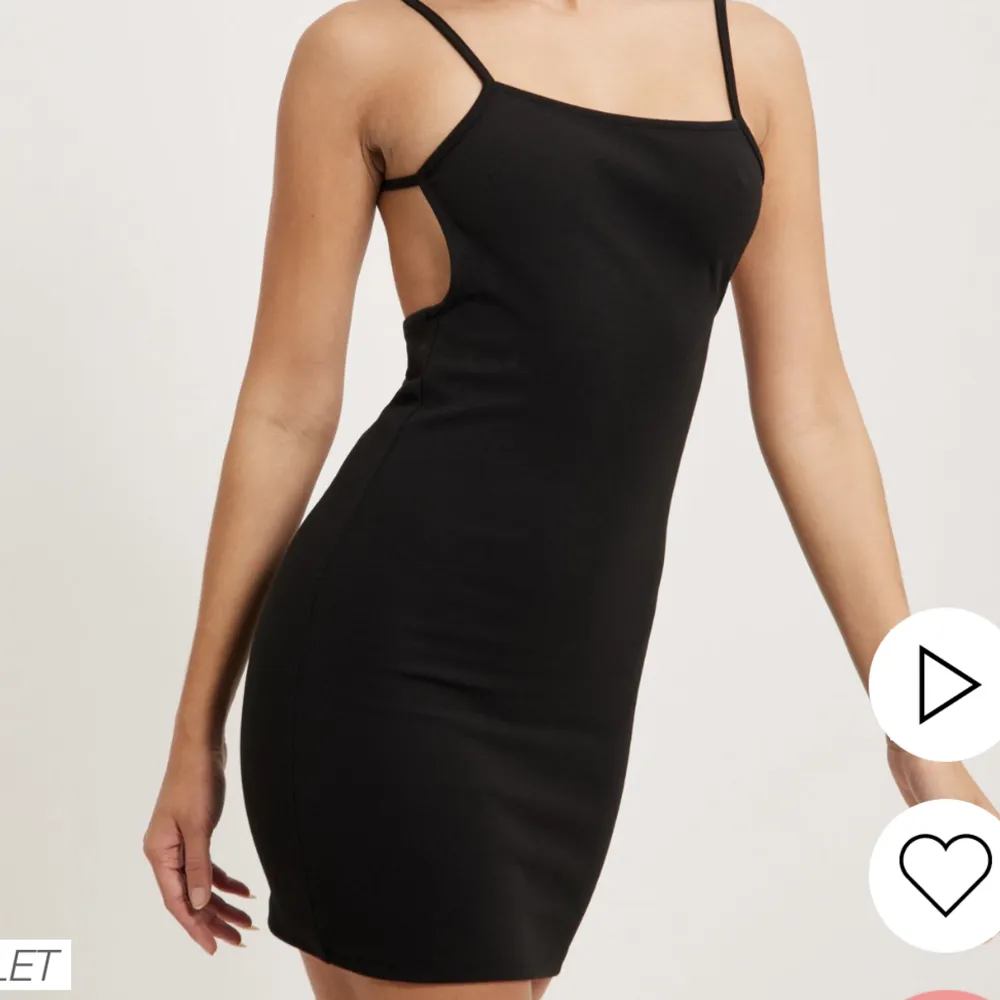 svart klänning med öppen rygg från Nelly.com 💕💕endast provad. Klänningar.