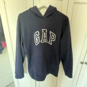 Mörkblå Gap hoodie. Använd fåtal gånger så mycket bra skick! Pris kan diskuteras och köparen står för frakten 💕💕