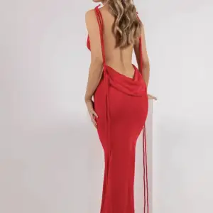 Säljer denna superfina röda balklänning då jag blivit helt förälskad i en annan, endast testad. Världens finaste rygg!! Köpt för 600kr.