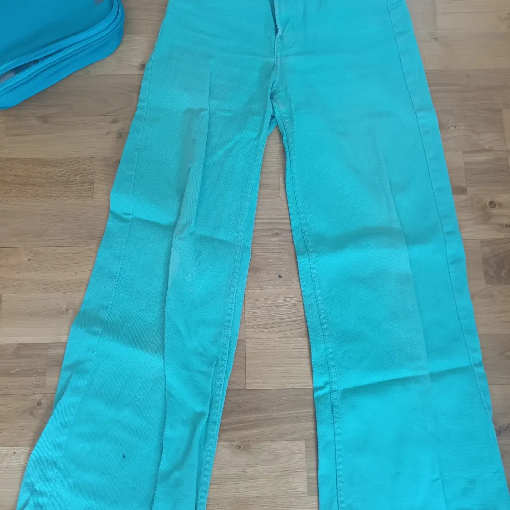 Två par gröna och bruna jeans i storleken 32 man kan även köpa jensen försej men det kostar 300 kr styck isåfall🥰. Jeans & Byxor.