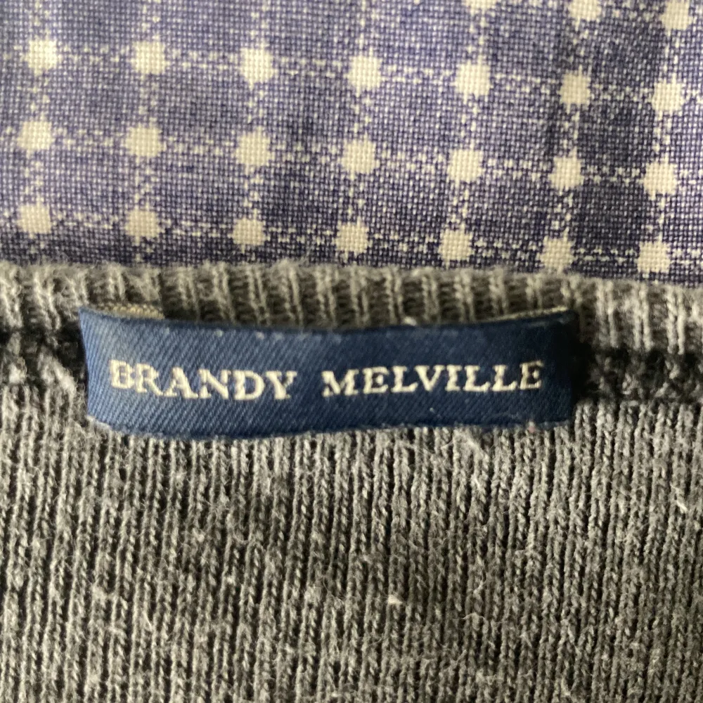 Säljer en mycket fin brandy Melville tröja som jag köpt här på plick för ett litet tag sedan men som ej passar! Fråga gärna om ni undrar något 💗. Toppar.