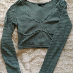 Långärmad topp - Tröja från Shein. Mörk turkos färg skulle jag säga. Söm under bröstet. Väldigt fin topp. Behövs ingen bh under. Säljer den för den är för liten men det är en av mina all time favorites toppar