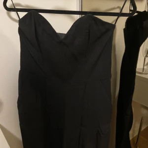 svart jumpsuit  - svart jumpsuit utan ärm, använd några gånger men i bra skick! hör av dig för fler bilder ❤️