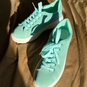 Skor - Skor. Som oanvända men provade ute. Storlek 37. Fint skick. Så fin färg till sommaren 🧚👗