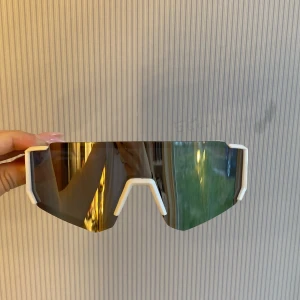 Coola solglasögon - oanvända, för stora för mitt ansikte därför säljer jag de 