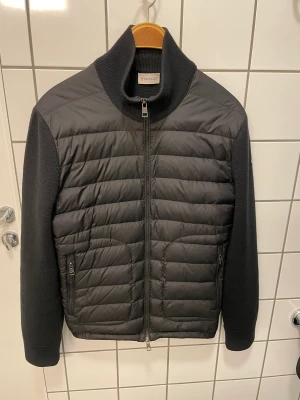 Moncler Cardigan  - Hej! Säljer nu min supersnygga och supertrendiga moncler cardigan i storlek S, den är lite stor i storlek. Den säljs inte längre i butik därav väldigt eftertraktad. Nypris är 7500kr, kvitto från Nk finns. Skick 9/10 skriv vid frågor eller funderingar☺️