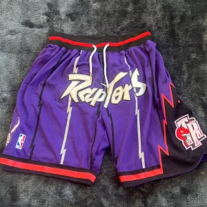 Retro Basketshorts - Ett par riktigt snygga basketshorts i storlek S, dock ganska stora i storleken. De är använda 1 gång och är i toppskick. Ställ frågor om det är något du undrar över