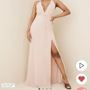 Balklänning  - Tänkte kolla om någon är intresserad av att köpa denna balklänning som jag tänkt ha, men har nu hittat en annan! Superfin i färgen dusty pink. Klänningen är endast testad och prislappen sitter kvar. Storlek 36 💓