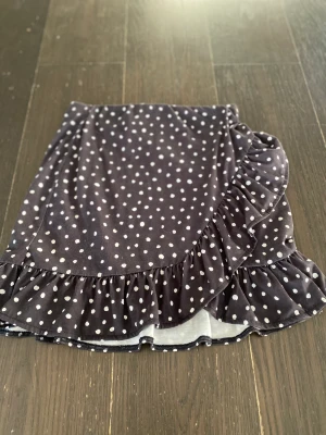 Prickig kjol  - En lite varmare kjol bra till sena sommarkvällar 