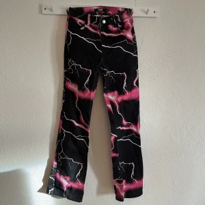 Jeans - Boyfriendjeans med rosa blixtar på.  Ca 1 år gamla aldrig använda. 