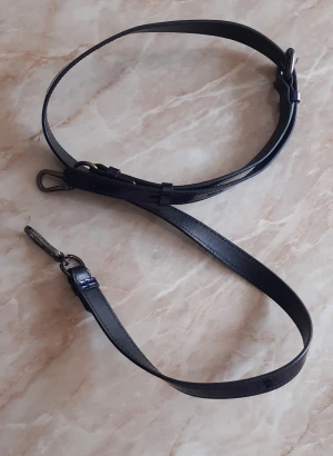 Axelrem till handväska karl lagerfeld  - Karl lagerfeld. Rem till handväska, blå . Justerbar.  se bilder