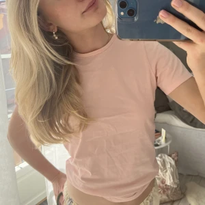 T-shirt - Rosa t-short från &otherstories 