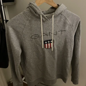 Grå gant hoodie  - Grå gant hoodie i storlek S. Andvänd vädligt få gånger och är i väldigt fint skick 