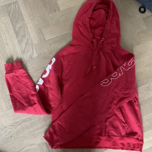 Röd Svea hoodie  - Röd Svea hoodie i bra skick💕