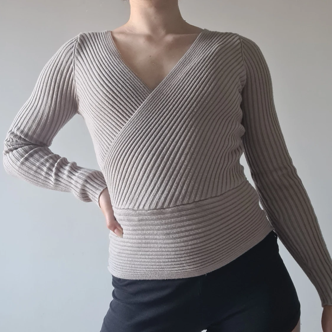 Beige ribbad omlott tröja - 90