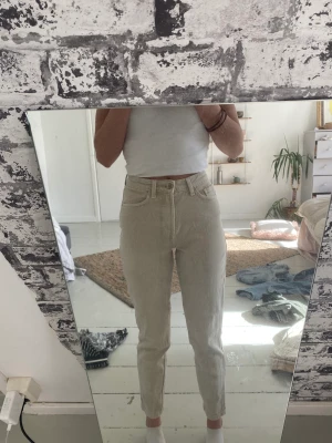 Beiga Momjeans - Säljer min syrras jeans som ingen av oss kan använda längre. Dom är använda två gånger.