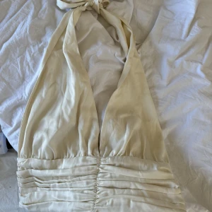 Festtopp  - En jättefin topp från Ginatricot som är öppen i ryggen, har ej kommit till användning! 