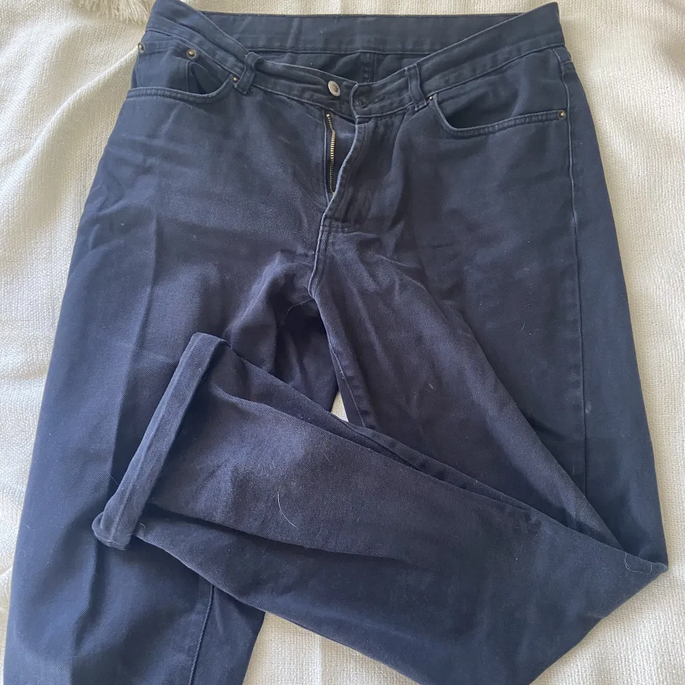 Svarta vintage jeans i storlek M/L. Använda men fortfarande fina 🤍. Jeans & Byxor.
