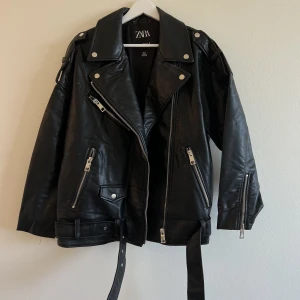 Skinnjacka  - Snygg skinnjacka i oversize. Endast använd en gång.