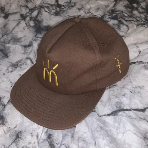 Travis Scott McDonalds keps - Kepsen har kanske använts 2-3 gånger. Skicket är precis lika bra som när jag köpte den. Kvitto finns. Hör av er om ni undrar något!
