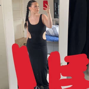 Långklänning  - Långklänning med hål på sidorna från weekday, superfin och i bra skick 🤍