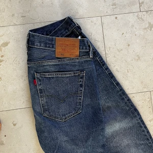 Levi’s 501 - Levi’s 501 Färg - Mörkblå med stentvätt Skick - 8/10 Ord. Pris - 1099 kr