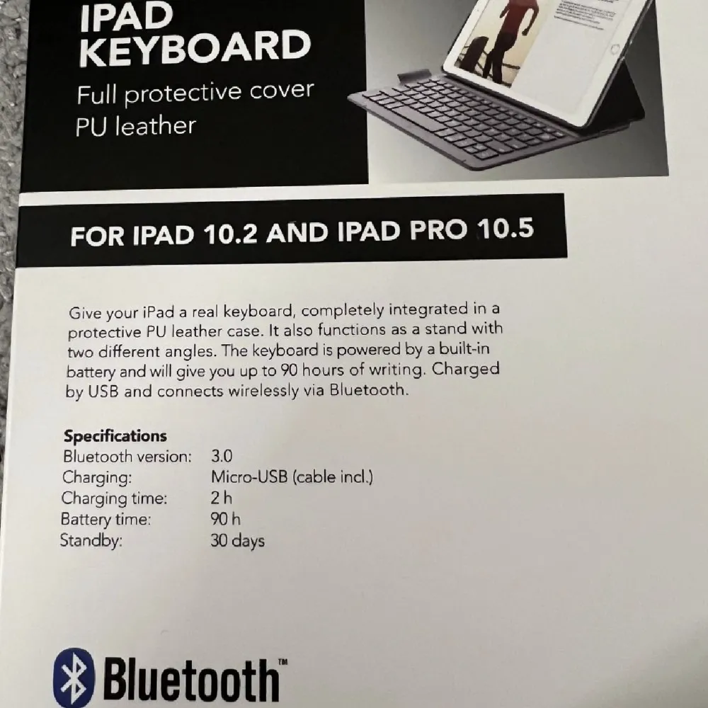 Säljer mitt tangentbord (Bluetooth) till min iPad då jag bara använder datorn när jag skriver. Köpt på Kjell och company för 500kr. Passar IPad 10,2, Pro 10,5 och Air 2019. Ena hörnet är sprucken. Skriv för fler bilder och information! . Övrigt.