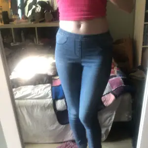Tight stretchy blue jeans leggings with kinda soft fabric. They have no zipper. I’ve had them for about 4 years but haven’t used them a lot. In great condition.