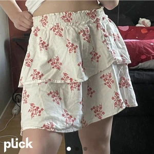 Linnekjol - Kjol i linneblandning från hm i storlek small🦋 knappt använd (nypris 249kr & slutsåld på hemsidan) hör av er vid minsta intresse eller funderingar 🫶 skriv till mig innan ni klickar på köp nu 💓