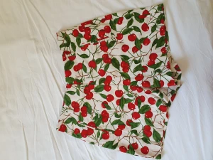 Shorts - Stilfulla och annorlunda Shorts med körsbär på. 🍒
